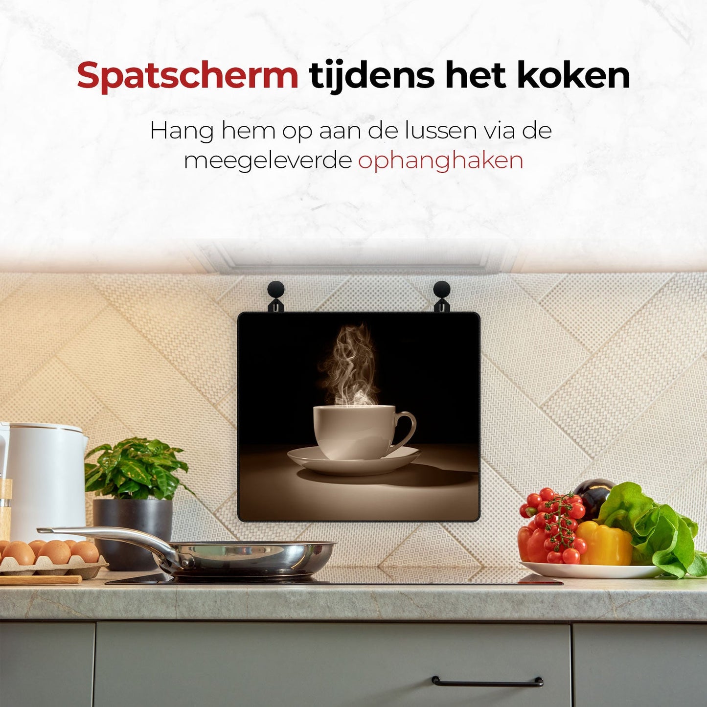 Spatscherm beschermer koffie aan de muur tijdens het koken